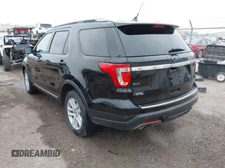 2018 Ford Explorer XLT z VIN 1FM5K7D8XJGA19202, wystawiony jako IAAI lot #41211513 z przebiegiem 120 407 mil mil oraz . Historia ofert i sprzedaży dostępna na DreamBid. Obrazek 3.