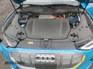 2019 Audi e-tron Premium Plus с VIN WA1LAAGE7KB013766, выставлен на аукционе Copart как лот 57432775 с пробегом 18 657 миль миль и Списание • Salvage title. История ставок и продаж доступна на DreamBid. Изображение 11.
