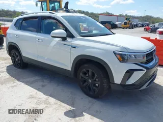 2024 Volkswagen Taos SE z VIN 3VVEX7B23RM122551, wystawiony jako IAAI lot #42029618 z przebiegiem Nie podano mil oraz . Historia ofert i sprzedaży dostępna na DreamBid. Obrazek 1.