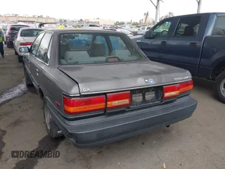 1990 Toyota Camry DLX z VIN 4T1SV21E7LU248206, wystawiony jako IAAI lot #41793635 z przebiegiem 83 550 mil mil oraz . Historia ofert i sprzedaży dostępna na DreamBid. Obrazek 3.