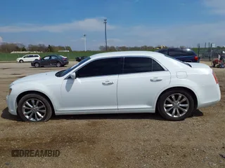 2013 Chrysler 300 S Glacier z VIN 2C3CCAGG1DH739509, wystawiony jako IAAI lot #42016876 z przebiegiem 227 015 mil mil oraz . Historia ofert i sprzedaży dostępna na DreamBid. Obrazek 14.