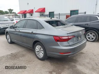 2020 Volkswagen Jetta S z VIN 3VWCB7BU7LM030563, wystawiony jako IAAI lot #42136203 z przebiegiem 52 649 mil mil oraz . Historia ofert i sprzedaży dostępna na DreamBid. Obrazek 3.