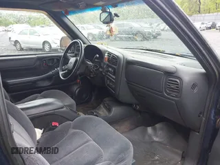 2000 Chevrolet Blazer LT z VIN 1GNDT13W9Y2350118, wystawiony jako IAAI lot #42255823 z przebiegiem 255 056 mil mil oraz . Historia ofert i sprzedaży dostępna na DreamBid. Obrazek 5.