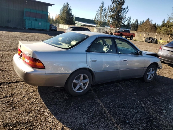 1998 Lexus ES 300 Luxury Sport Sdn with VIN JT8BF28G7W0135973, listed as a Copart auction lot 79391244 with 121,949 mi miles and Salvage Title. Bid and sale history available at carsss.com. Image 3.
