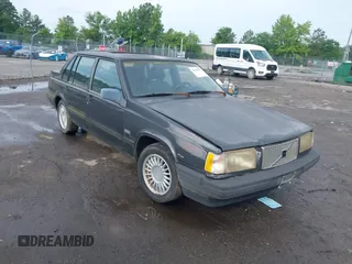 1993 Volvo 900 GLS с VIN YV1JS8830P3120167, выставлен на аукционе IAAI как лот 42439102 с пробегом 225 036 миль миль и . История ставок и продаж доступна на DreamBid. Изображение 1.