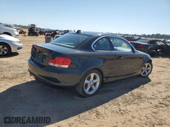 2011 BMW 1 Series 128i z VIN WBAUP9C52BVL90000, wystawiony jako Copart lot #48722805 z przebiegiem Nie podano mil oraz Szkody całkowita. Historia ofert i sprzedaży dostępna na DreamBid. Obrazek 3.