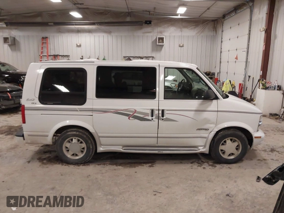 1998 Chevrolet Astro Cargo Van YF7 Upfitter with VIN 1GBDM19W1WB121821, listed as a IAAI auction lot 41463704 with 141,724 mi miles. Bid and sale history available at carsss.com. Image 13.