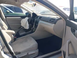 2017 Volkswagen Passat S z VIN 1VWAT7A30HC009964, wystawiony jako IAAI lot #42181146 z przebiegiem 118 855 mil mil oraz . Historia ofert i sprzedaży dostępna na DreamBid. Obrazek 5.