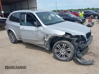 2013 BMW X5 xDrive35i z VIN 5UXZV4C59D0E03876, wystawiony jako IAAI lot #42214184 z przebiegiem 127 480 mil mil oraz . Historia ofert i sprzedaży dostępna na DreamBid. Obrazek 1.
