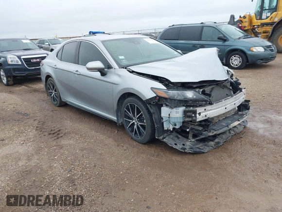 2022 Toyota Camry SE z VIN 4T1G11AK4NU690560, wystawiony jako IAAI lot #42183738 z przebiegiem 53 706 mil mil oraz . Historia ofert i sprzedaży dostępna na DreamBid. Obrazek 1.