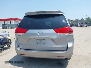 2012 Toyota Sienna LE AAS z VIN 5TDKK3DC0CS210995, wystawiony jako IAAI lot #42439317 z przebiegiem 183 029 mil mil oraz . Historia ofert i sprzedaży dostępna na DreamBid. Obrazek 16.