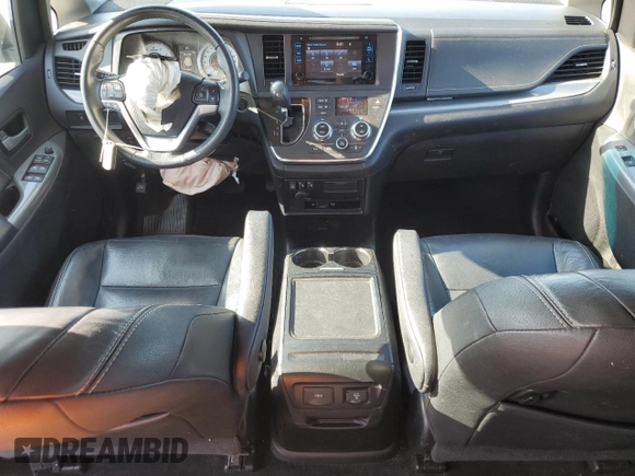 2017 Toyota Sienna SE z VIN 5TDXZ3DC9HS870641, wystawiony jako Copart lot #54788935 z przebiegiem 109 879 mil mil oraz Szkoda całkowita • Salvage title. Historia ofert i sprzedaży dostępna na DreamBid. Obrazek 8.
