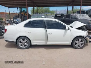 2008 Volkswagen Jetta SE z VIN 3VWRM71K38M176776, wystawiony jako IAAI lot #42244339 z przebiegiem 183 673 mil mil oraz . Historia ofert i sprzedaży dostępna na DreamBid. Obrazek 12.