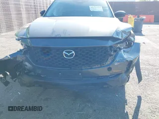 2025 Mazda CX-50 S Premium z VIN 7MMVABDMXSN330164, wystawiony jako IAAI lot #42257895 z przebiegiem Nie podano mil oraz . Historia ofert i sprzedaży dostępna na DreamBid. Obrazek 6.