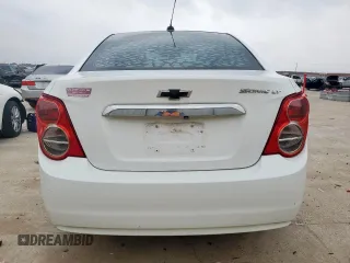 2015 Chevrolet Sonic LT z VIN 1G1JC5SH4F4155477, wystawiony jako Copart lot #57528425 z przebiegiem 141 105 mil mil oraz Czysty tytuł • Clean title. Historia ofert i sprzedaży dostępna na DreamBid. Obrazek 6.