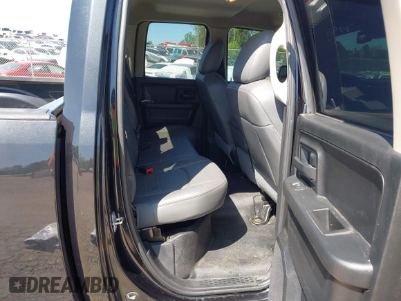 2018 Ram 1500 Express z VIN 1C6RR7FG2JS331802, wystawiony jako IAAI lot #41985617 z przebiegiem 68 483 mil mil oraz . Historia ofert i sprzedaży dostępna na DreamBid. Obrazek 8.