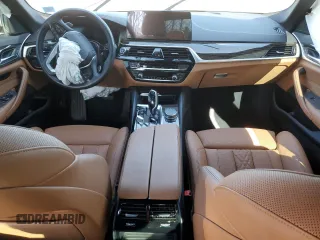 2023 BMW 5 Series 530i xDrive z VIN WBA13BJ04PCM79437, wystawiony jako Copart lot #46671715 z przebiegiem Nie podano mil oraz Szkoda całkowita • Salvage title. Historia ofert i sprzedaży dostępna na DreamBid. Obrazek 8.