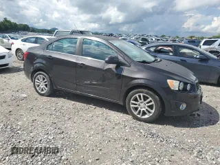2014 Chevrolet Sonic LT z VIN 1G1JC5SH1E4221918, wystawiony jako Copart lot #56589105 z przebiegiem 152 320 mil mil oraz Szkoda całkowita • Salvage title. Historia ofert i sprzedaży dostępna na DreamBid. Obrazek 4.