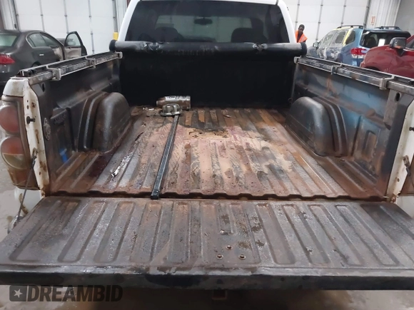 2000 GMC Sierra 2500 SLE z VIN 1GTGK29U5YZ195420, wystawiony jako IAAI lot #41440301 z przebiegiem 212 149 mil mil oraz . Historia ofert i sprzedaży dostępna na DreamBid. Obrazek 17.