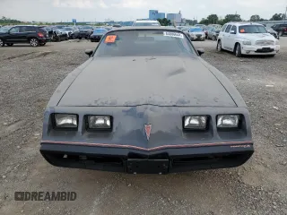 1980 Pontiac Firebird z VIN 2V87TAL116556, wystawiony jako Copart lot #64086644 z przebiegiem 15 342 mil mil oraz Szkody całkowita. Historia ofert i sprzedaży dostępna na DreamBid. Obrazek 5.