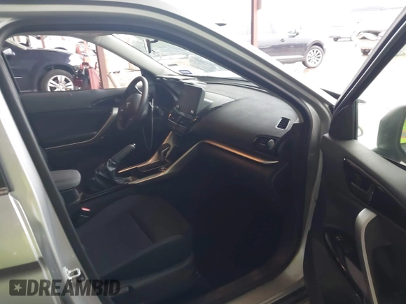 2024 Mitsubishi Eclipse Cross LE z VIN JA4ATVAA0RZ073419, wystawiony jako IAAI lot #42171208 z przebiegiem 5 606 mil mil oraz . Historia ofert i sprzedaży dostępna na DreamBid. Obrazek 5.
