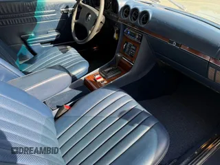1981 Mercedes-Benz 380 SL z VIN WDBBA45A0BB007602, wystawiony jako IAAI lot #42175344 z przebiegiem 96 861 mil mil oraz . Historia ofert i sprzedaży dostępna na DreamBid. Obrazek 5.
