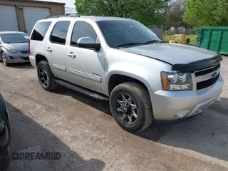 2010 Chevrolet Tahoe LT z VIN 1GNUKBE02AR213343, wystawiony jako IAAI lot #41950537 z przebiegiem 273 420 mil mil oraz . Historia ofert i sprzedaży dostępna na DreamBid. Obrazek 1.
