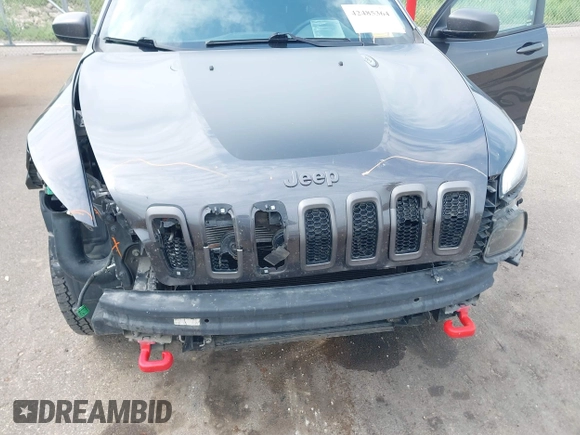 2016 Jeep Cherokee Trailhawk z VIN 1C4PJMBS1GW323434, wystawiony jako IAAI lot #42485364 z przebiegiem 130 351 mil mil oraz . Historia ofert i sprzedaży dostępna na DreamBid. Obrazek 6.