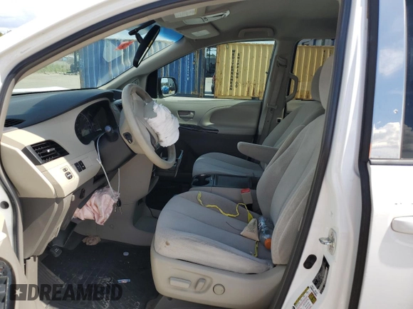 2014 Toyota Sienna LE AAS z VIN 5TDKK3DC1ES468896, wystawiony jako Copart lot #60520405 z przebiegiem 239 779 mil mil oraz Szkoda całkowita • Salvage title. Historia ofert i sprzedaży dostępna na DreamBid. Obrazek 7.