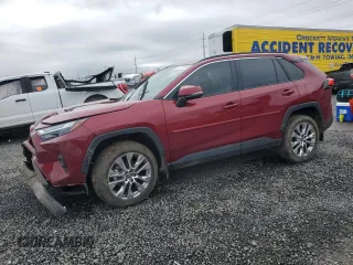 2024 Toyota RAV4 XLE Premium z VIN 2T3A1RFV7RW453498, wystawiony jako Copart lot #52797155 z przebiegiem 5 013 mil mil oraz Szkoda całkowita • Salvage title. Historia ofert i sprzedaży dostępna na DreamBid. Obrazek 1.