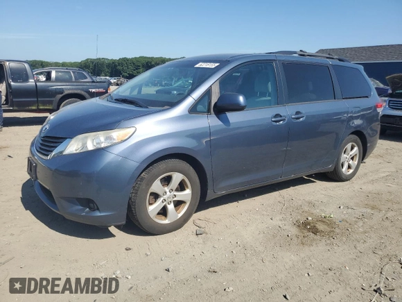 2013 Toyota Sienna LE AAS z VIN 5TDKK3DC5DS327389, wystawiony jako Copart lot #62218155 z przebiegiem 144 954 mil mil oraz Czysty tytuł • Clean title. Historia ofert i sprzedaży dostępna na DreamBid. Obrazek 1.