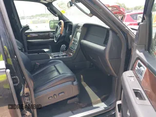 2017 Lincoln Navigator Select z VIN 5LMJJ2HT6HEL01424, wystawiony jako IAAI lot #41908737 z przebiegiem 87 287 mil mil oraz . Historia ofert i sprzedaży dostępna na DreamBid. Obrazek 5.