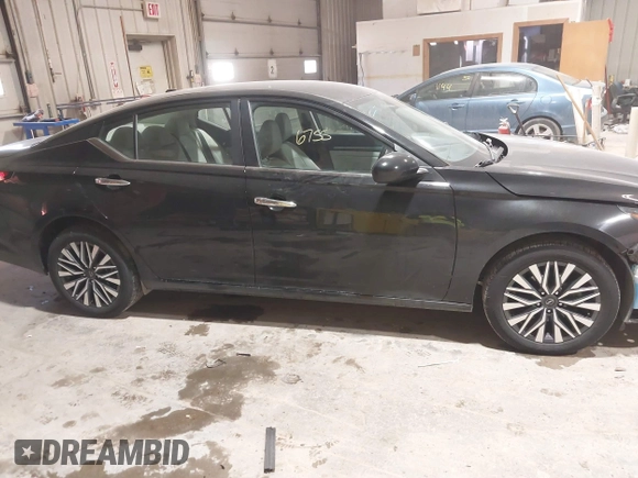 2023 Nissan Altima SV z VIN 1N4BL4DW6PN315393, wystawiony jako IAAI lot #41316755 z przebiegiem 52 939 mil mil oraz . Historia ofert i sprzedaży dostępna na DreamBid. Obrazek 13.