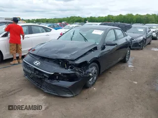 2024 Hyundai Elantra SEL z VIN KMHLM4DG8RU690033, wystawiony jako IAAI lot #42211444 z przebiegiem 19 708 mil mil oraz . Historia ofert i sprzedaży dostępna na DreamBid. Obrazek 2.