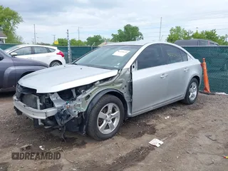 2015 Chevrolet Cruze LT z VIN 1G1PC5SB5F7140037, wystawiony jako IAAI lot #42234623 z przebiegiem 109 718 mil mil oraz . Historia ofert i sprzedaży dostępna na DreamBid. Obrazek 2.