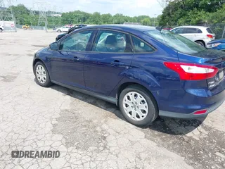 2012 Ford Focus SE z VIN 1FAHP3F22CL157417, wystawiony jako IAAI lot #42655527 z przebiegiem 107 472 mil mil oraz . Historia ofert i sprzedaży dostępna na DreamBid. Obrazek 3.