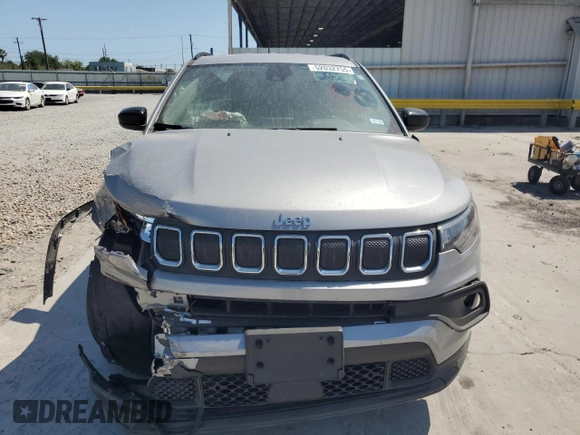 2022 Jeep Compass Latitude with VIN 3C4NJCBB8NT204932, listed as a Copart auction lot 52032755 with 25,330 mi miles and Salvage title. Bid and sale history available at DreamBid. Image 5.