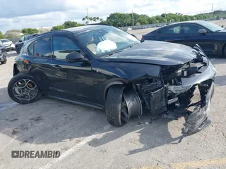 2024 Alfa Romeo Stelvio Veloce z VIN ZASPAKBN7R7D70471, wystawiony jako IAAI lot #41231215 z przebiegiem 30 393 mil mil oraz . Historia ofert i sprzedaży dostępna na DreamBid. Obrazek 1.
