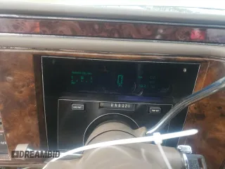 1990 Cadillac Brougham z VIN 1G6DW54Y1LR710024, wystawiony jako Copart lot #88406975 z przebiegiem 183 170 mil mil oraz Tytuł czysty. Historia ofert i sprzedaży dostępna na DreamBid. Obrazek 9.