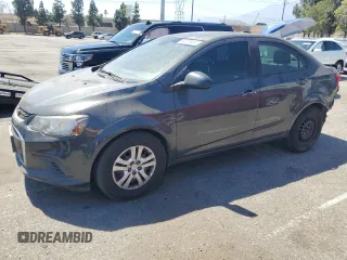 2017 Chevrolet Sonic LS z VIN 1G1JA5SG8H4102832, wystawiony jako Copart lot #64675985 z przebiegiem 195 818 mil mil oraz Szkoda całkowita • Salvage title. Historia ofert i sprzedaży dostępna na DreamBid. Obrazek 1.