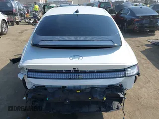 2023 Hyundai Ioniq 6 SEL z VIN KMHM34AA0PA028579, wystawiony jako IAAI lot #42171621 z przebiegiem 24 606 mil mil oraz . Historia ofert i sprzedaży dostępna na DreamBid. Obrazek 17.