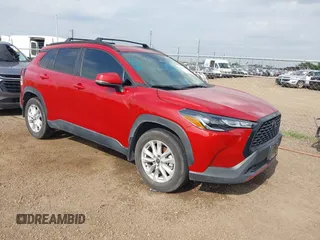 2023 Toyota Corolla Cross LE z VIN 7MUCAAAG4PV047301, wystawiony jako IAAI lot #42107515 z przebiegiem 27 137 mil mil oraz . Historia ofert i sprzedaży dostępna na DreamBid. Obrazek 1.