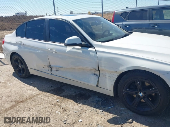 2014 BMW 3 Series 328i z VIN WBA3C1C55EK109483, wystawiony jako IAAI lot #41670180 z przebiegiem 99 947 mil mil oraz . Historia ofert i sprzedaży dostępna na DreamBid. Obrazek 13.