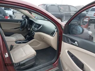 2017 Hyundai Tucson SE z VIN KM8J23A47HU431498, wystawiony jako IAAI lot #42425577 z przebiegiem 83 014 mil mil oraz . Historia ofert i sprzedaży dostępna na DreamBid. Obrazek 5.