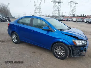 2017 Chevrolet Sonic LS z VIN 1G1JB5SGXH4137367, wystawiony jako IAAI lot #41623751 z przebiegiem 109 225 mil mil oraz . Historia ofert i sprzedaży dostępna na DreamBid. Obrazek 1.