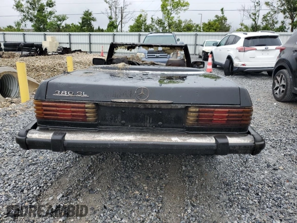 1981 Mercedes-Benz 380 SL z VIN WDBBA45A6BB008589, wystawiony jako Copart lot #52164975 z przebiegiem Nie podano mil oraz Nie do naprawy. Historia ofert i sprzedaży dostępna na DreamBid. Obrazek 6.