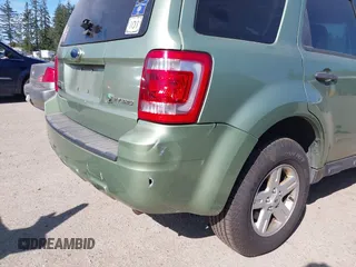 2008 Ford Escape Hybrid z VIN 1FMCU59H48KA68336, wystawiony jako IAAI lot #42083411 z przebiegiem 311 958 mil mil oraz . Historia ofert i sprzedaży dostępna na DreamBid. Obrazek 6.