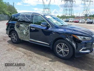 2019 Infiniti QX60 Luxe z VIN 5N1DL0MM6KC509996, wystawiony jako IAAI lot #42348248 z przebiegiem 81 075 mil mil oraz . Historia ofert i sprzedaży dostępna na DreamBid. Obrazek 1.