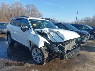 2023 Volkswagen Atlas SE z VIN 1V2HR2CA1PC556110, wystawiony jako IAAI lot #41131285 z przebiegiem 13 543 mil mil oraz . Historia ofert i sprzedaży dostępna na DreamBid. Obrazek 1.