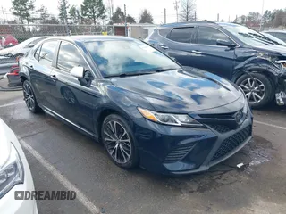 2020 Toyota Camry SE z VIN 4T1G11AK9LU331444, wystawiony jako IAAI lot #41126748 z przebiegiem 104 938 mil mil oraz . Historia ofert i sprzedaży dostępna na DreamBid. Obrazek 1.